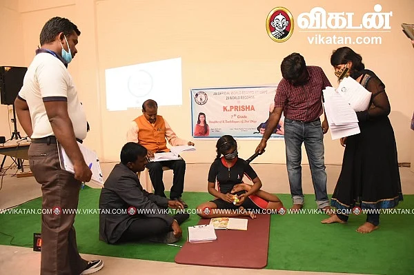 யோகா செய்தபடி சாதனை படைக்கும் சிறுமி