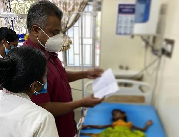 சிகிச்சை பெறும் சிறுமி