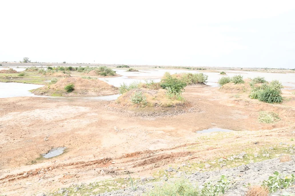 புனரமைப்பு பணிகள் நடைபெற்று வரும் ’சி.வ’ குளம்