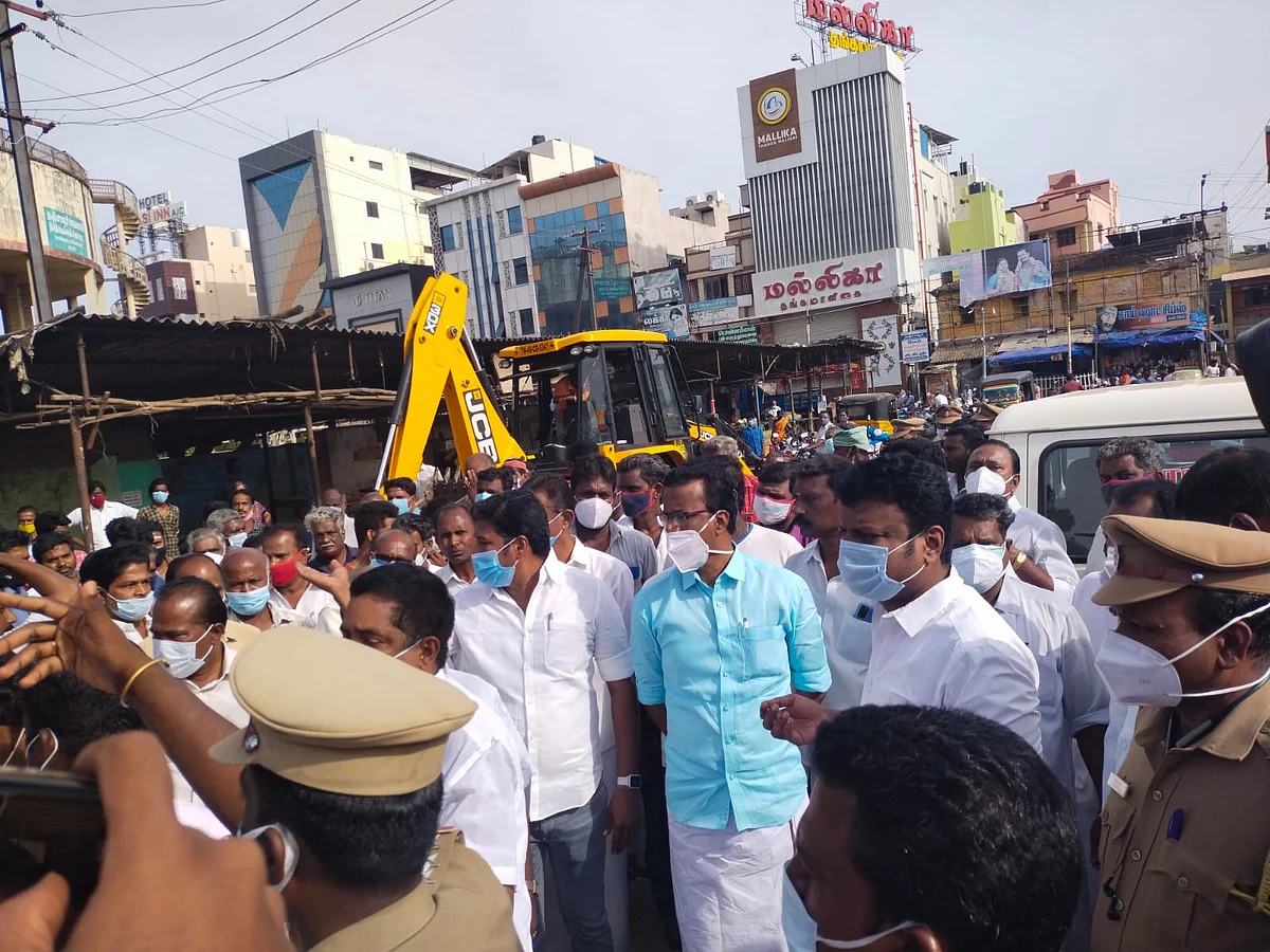 கமிஷனருடன் திமுக நிர்வாகிகள் வாக்குவாதம்