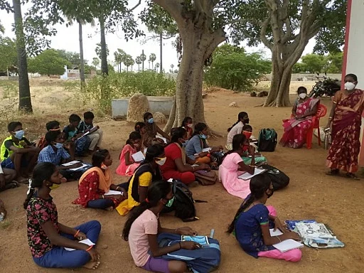 மாணவர்களை கிராமங்களுக்கே தேடிச்சென்று பாடம் நடத்தும் அரசுப் பள்ளி ஆசிரியர்கள்; குவியும் பாராட்டு!