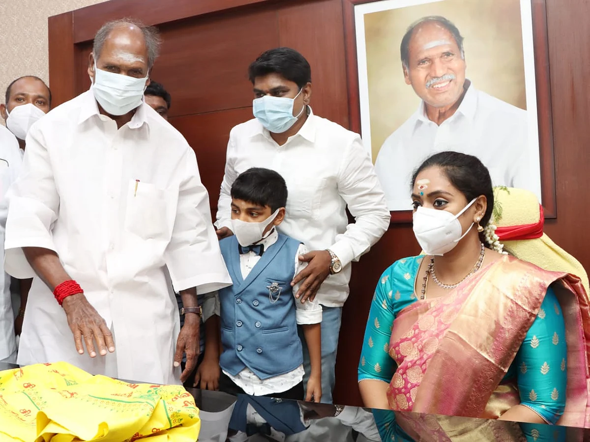 அதே அறை, அதே இருக்கை; அப்போ சிறுமி, இப்போ அமைச்சர்; வைரல் புகைப்படத்தின் சுவாரஸ்ய பின்னணி!