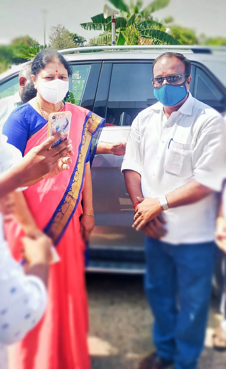 சசிகலாவுடன் சுரேஷ்