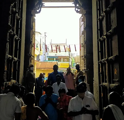 பக்திப் பரவசத்துடன் நுழைந்த பக்தர்கள்