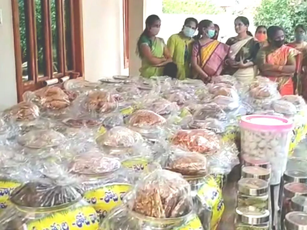 1 டன் மீன், 200 கி இறால், 10 ஆடு, 1000 கி காய்கறி; வண்டி வண்டியாக சீர் அனுப்பிய ஆந்திர மாமனார்!