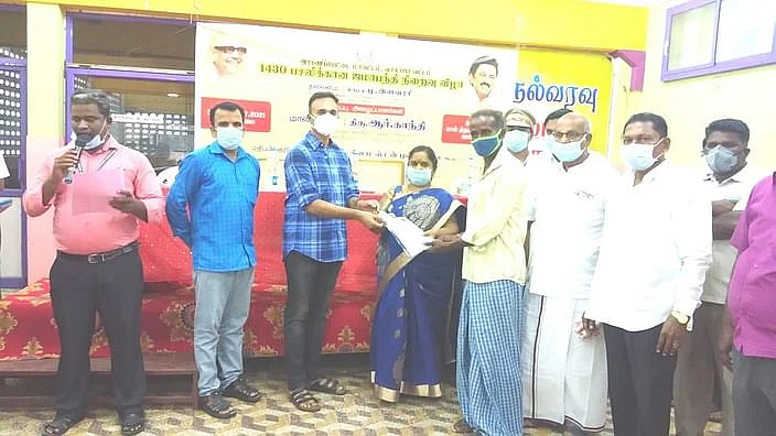 நலத்திட்ட உதவி வழங்கும் அமைச்சர் காந்தியின் இளைய மகன் சந்தோஷ்...