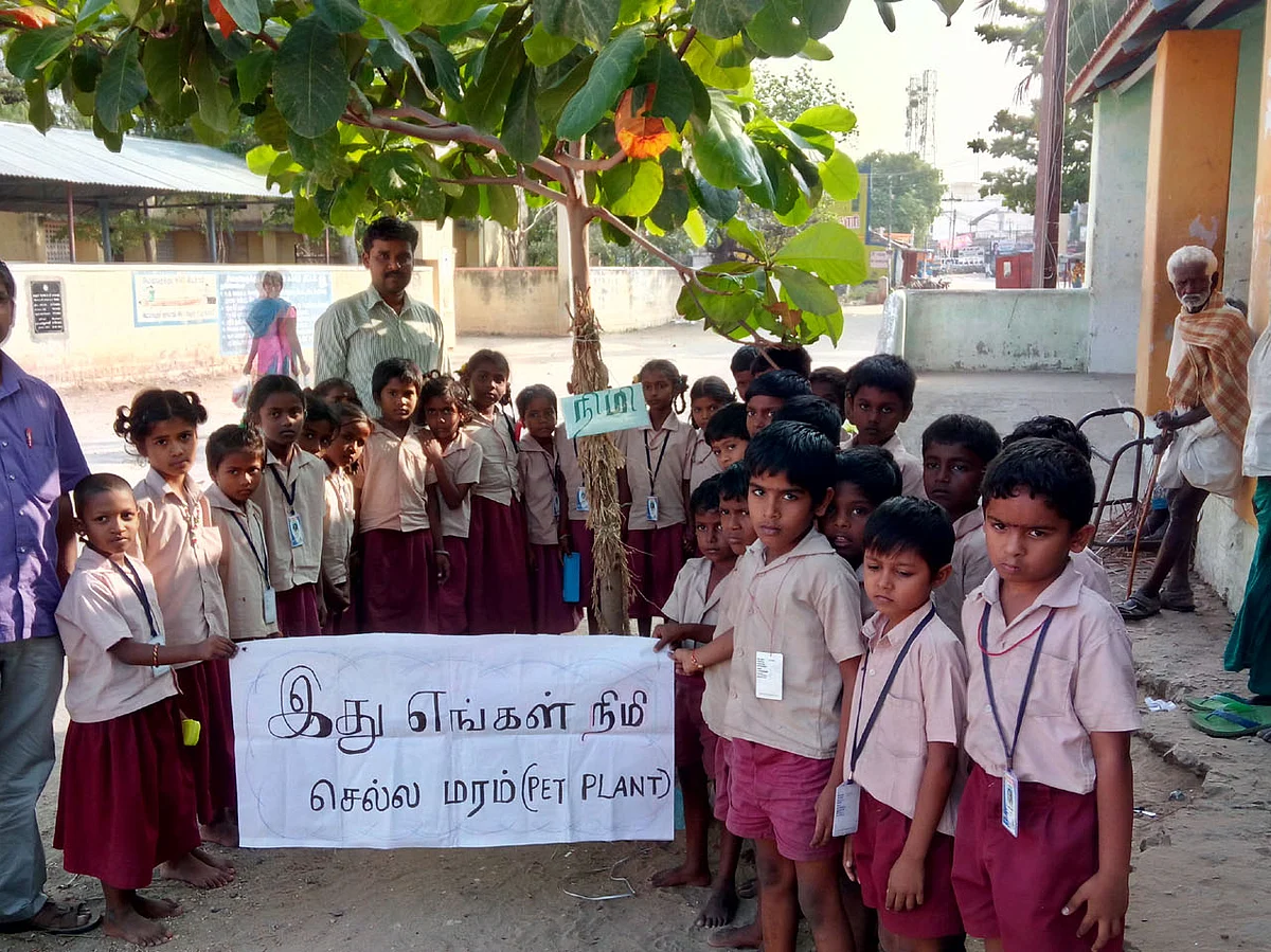 கரூர்: QR கோடு ஐடி, நவீன கற்பித்தல் முறை... மத்திய அரசு விருது பெற்ற அரசுப் பள்ளி ஆசிரியரின் சாதனை!
