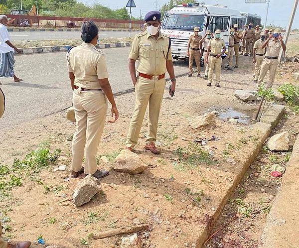 கொலை நடந்த இடத்தில் காவல்துறை அதிகாரிகள்