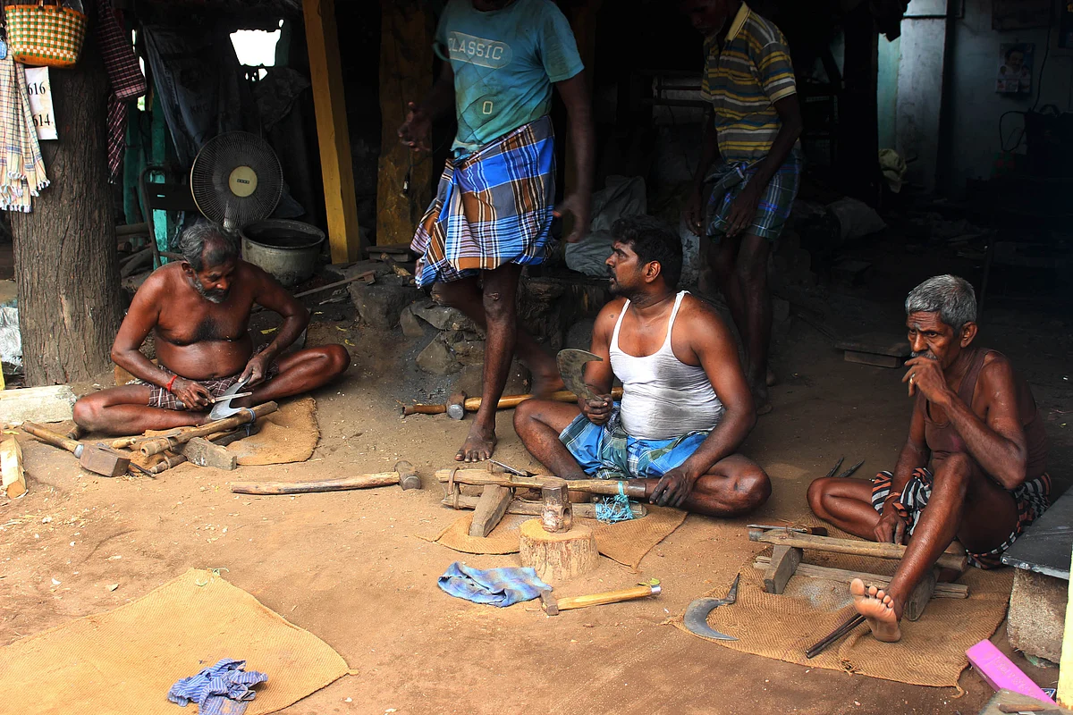 அரிவாள் தயாரிக்கும் பணி