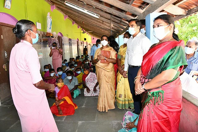முதியோர் இல்லத்தில் ஆய்வு