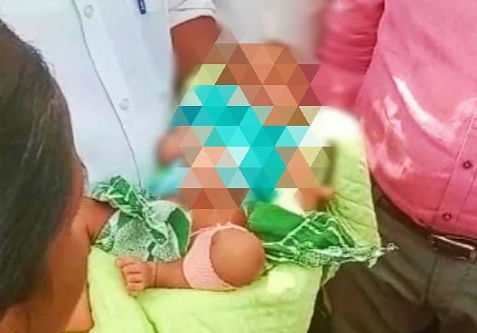 காலில் கட்டுடன் குழந்தை