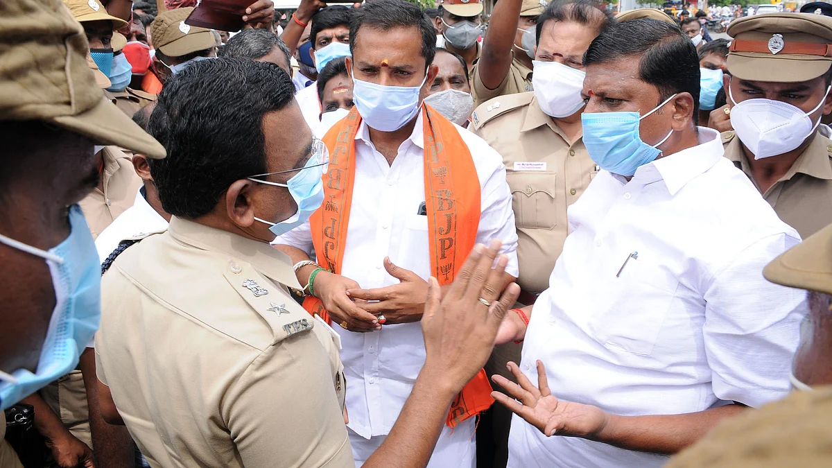 காவலர்களிடம் வாக்குவாதம் செய்யும் பா.ஜ.க-வினர்