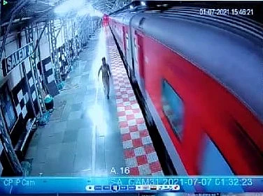 ரயிலில் சிக்கிய இளைஞரைக் காப்பாற்ற ஓடிவரும் ஆர்.பி.எஃப் பெண் போலீஸ்