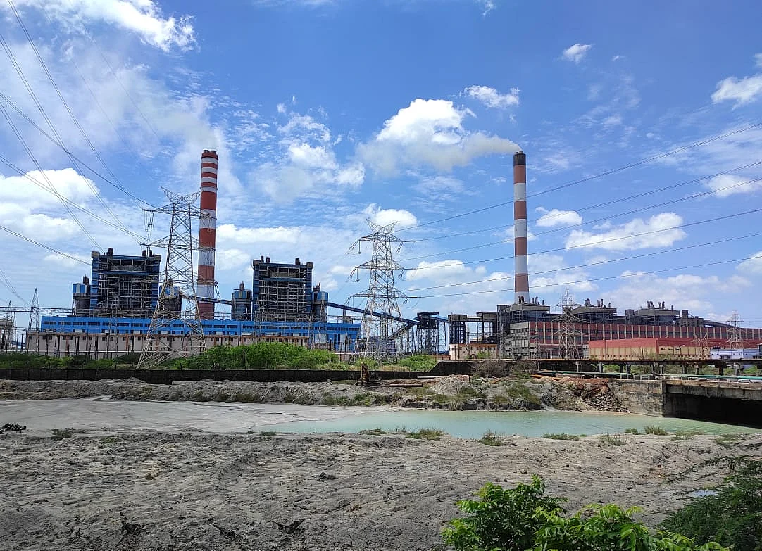 அனல்மின் நிலையம் முன்பு நீர்நிலையில் கொட்டப்பட்டிருக்கும் சாம்பல் கழிவுகள்