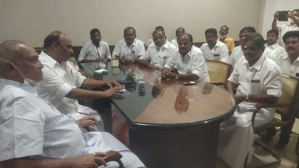திமுக நிர்வாகிகளுடன் அதிமுக முன்னாள் எம்.பி பரசுராமன்