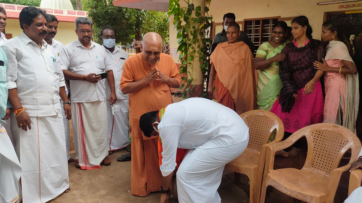 வெள்ளிமலை சுவாமியிடம் ஆசிபெறும் அண்ணாமலை