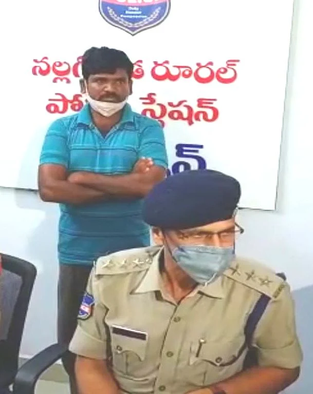 போலீஸ் அதிகாரியுடன் கைது செய்யப்பட்ட இளைஞர்