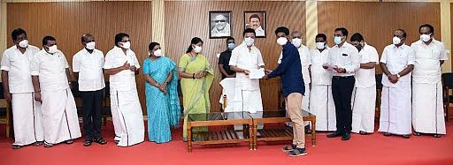 துப்பாக்கிச்சூட்டில் உயிரிழந்தவரின் வாரிசுக்கு தகுதி அடிப்படையில் வழங்கப்பட்ட பணி நியமன ஆணை