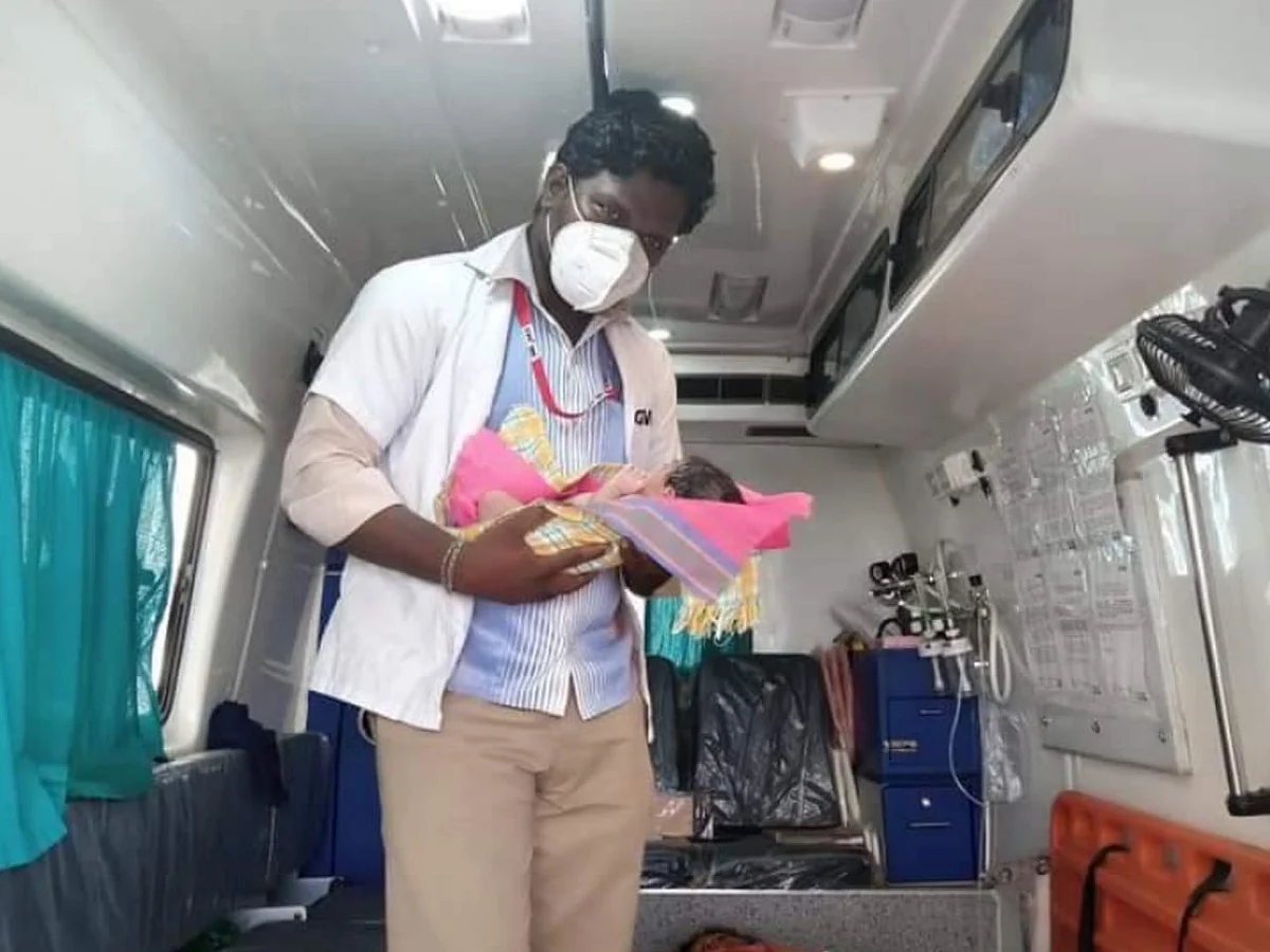 108 ஆம்புலன்ஸில் பிரசவம்; மருத்துவ உதவியாளருக்கு குவியும் பாராட்டு!
