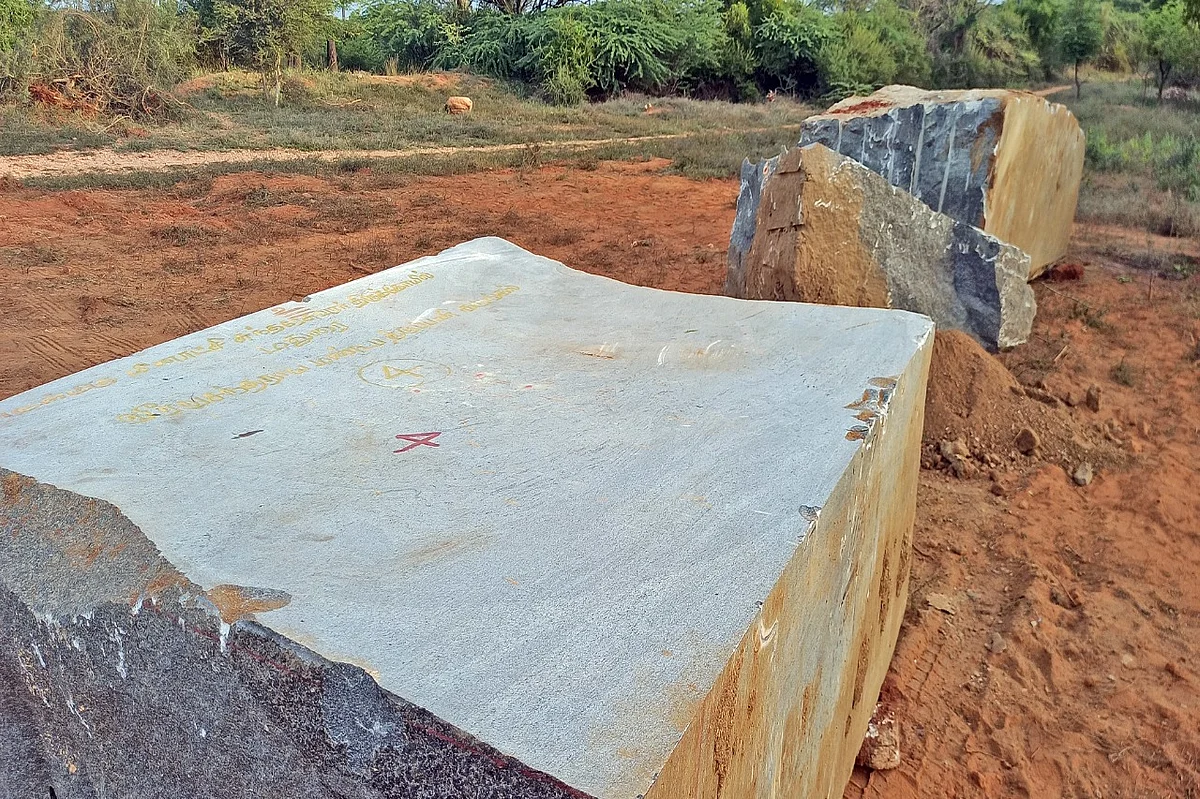 தூண்களாக வடிவமைக்கப்படவுள்ள கற்கள்