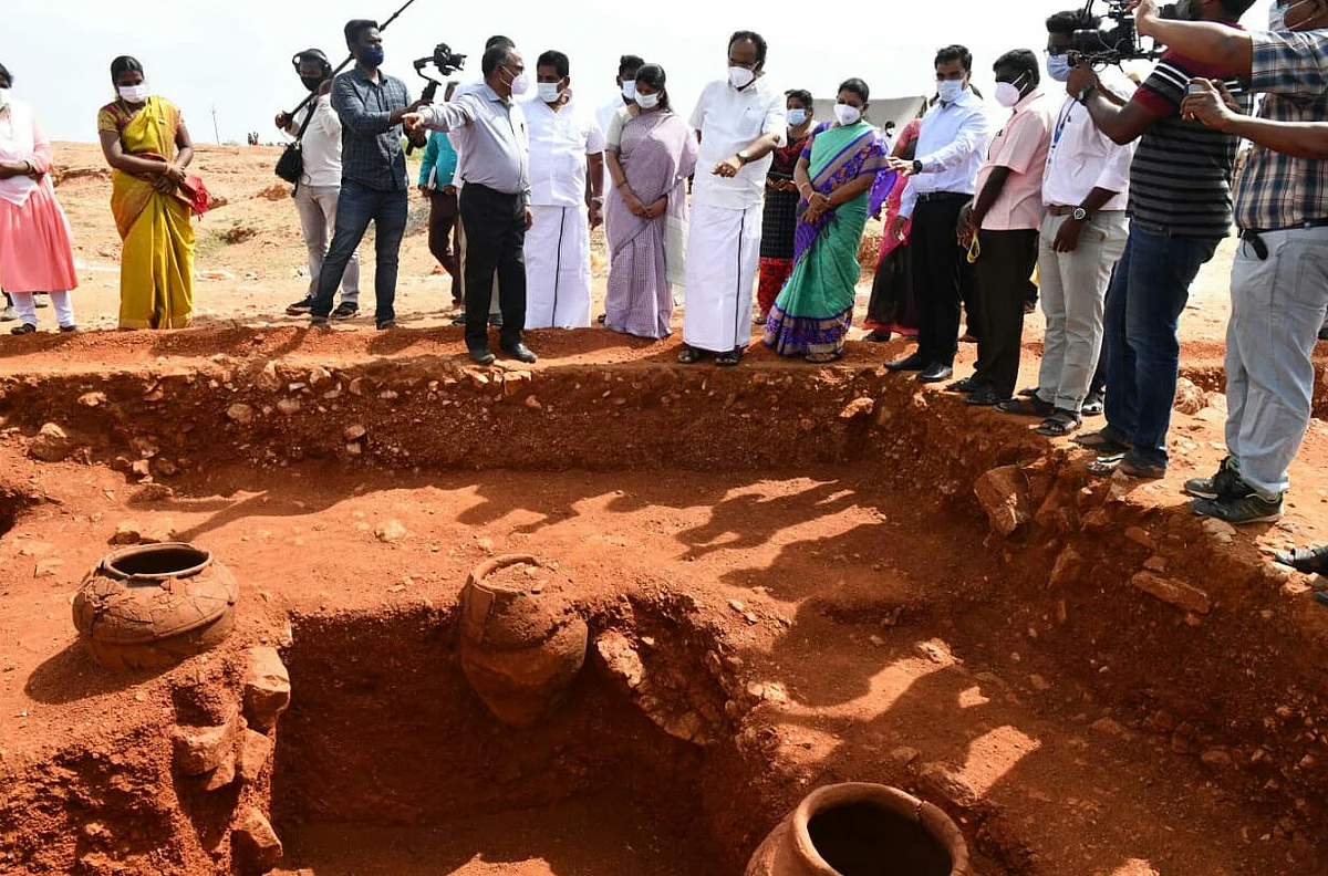 அகழாய்வுப் பணியை ஆய்வு மேற்கொண்ட அமைச்சர்கள்