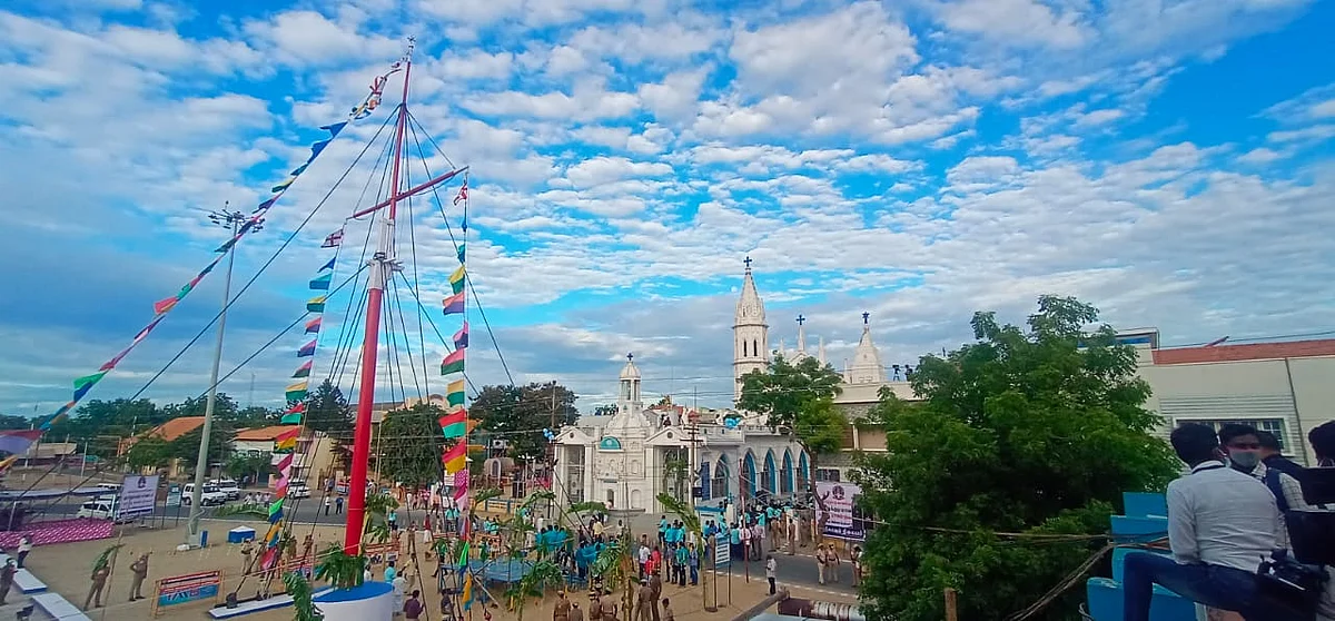 பக்தர்கள் பங்கேற்பின்றி நடந்த கொடியேற்றம்