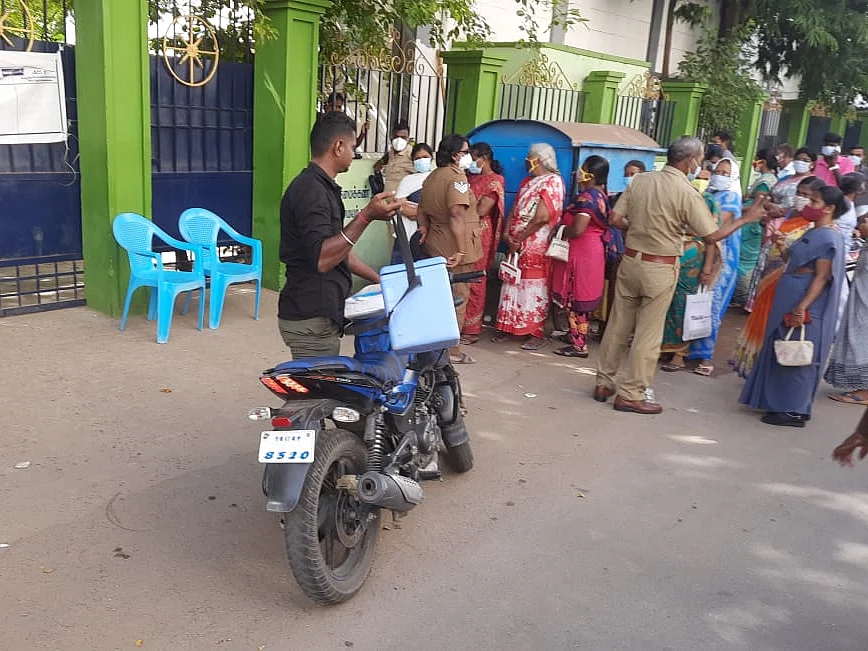 கரூர்: தடுப்பூசி மையத்துக்கு பூட்டு; தலைமை ஆசிரியை வாக்குவாதம்! - குளறுபடிகளால் மக்கள் அதிருப்தி