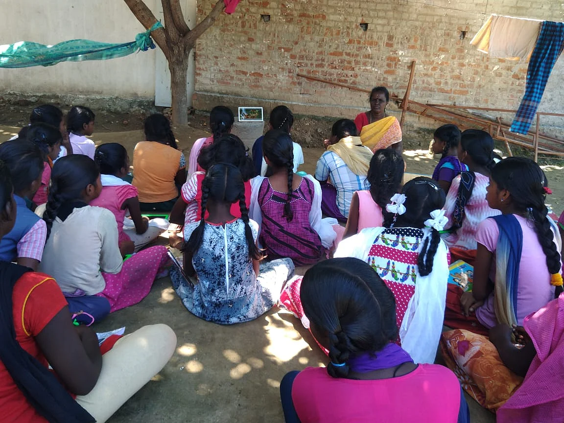 பொம்மலாட்ட வீடியோ மூலம் மாணவிகளுக்கு பாலியல் விழிப்புணர்வு; அரசுப்பள்ளி ஆசிரியையின் புது முயற்சி!