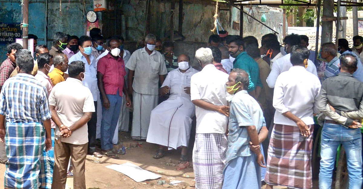 கடைக்குள் திமுக எம்.எல்.ஏ டி.கே.ஜி நீலமேகம்