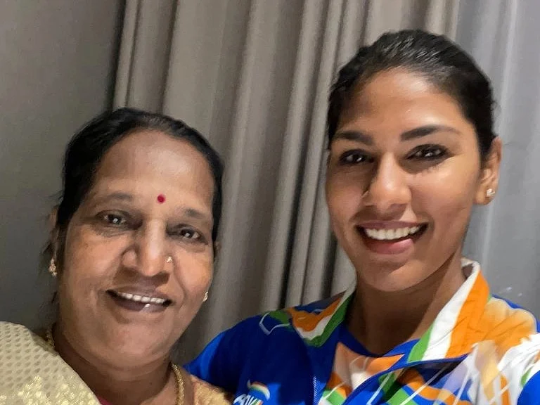 Tokyo Olympics: ``ரூம்ல உட்கார்ந்து ரொம்பவே அழுதா; என் மனசே ஆறலை..!" - பவானி தேவியின் தாய் ரமணி