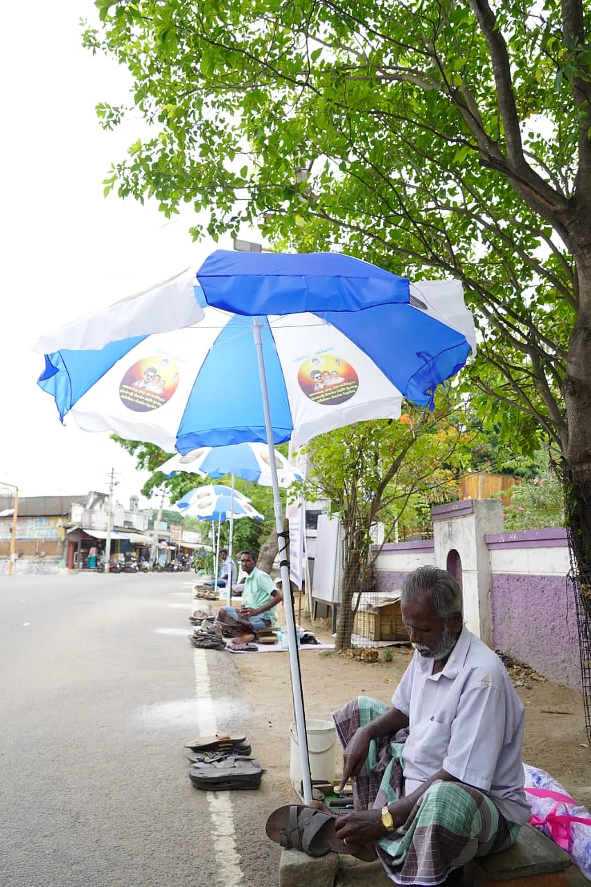 செருப்பு தைக்கும் தொழிலாளர்கள்