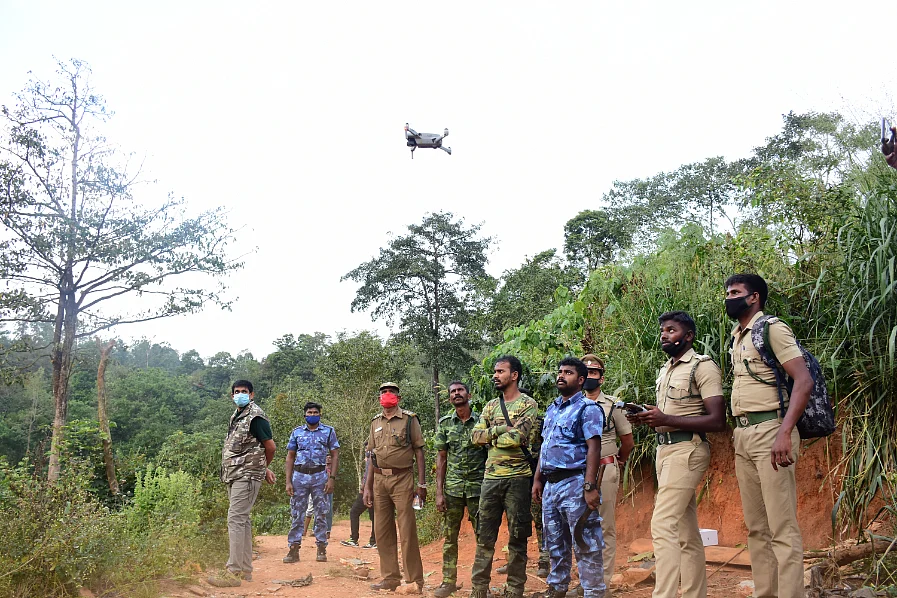 மயக்க ஊசி; தீவிர கண்காணிப்பு; ‘உடைந்த கொம்பன்’ சங்கர் மீட்கப்பட்ட பின்னணி! #VikatanPhotoStory