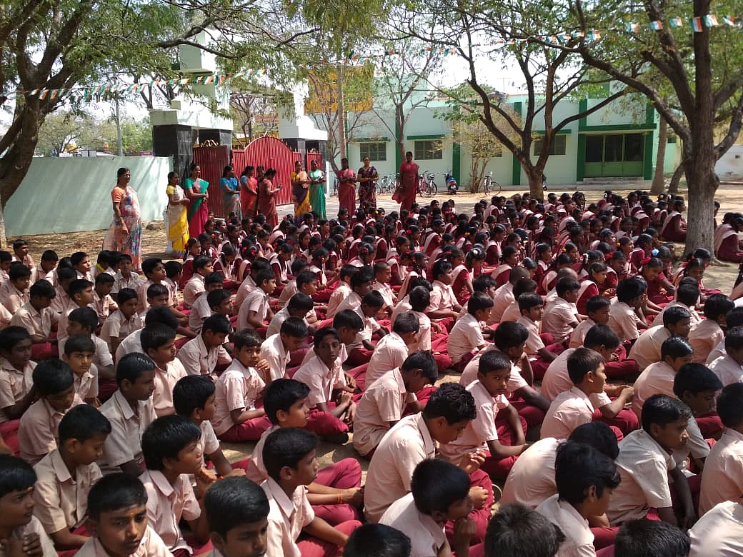 மாணவர்கள்