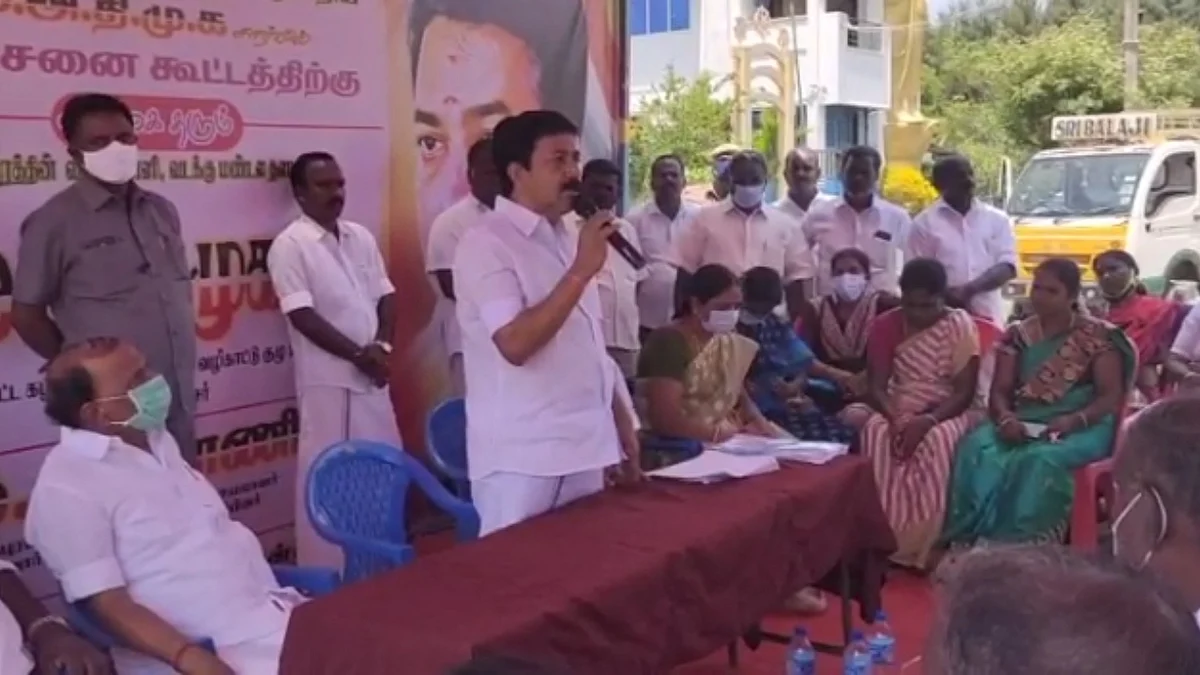 வானூர் ஆலோசனைக் கூட்டத்தில் சி.வி.சண்முகம்.