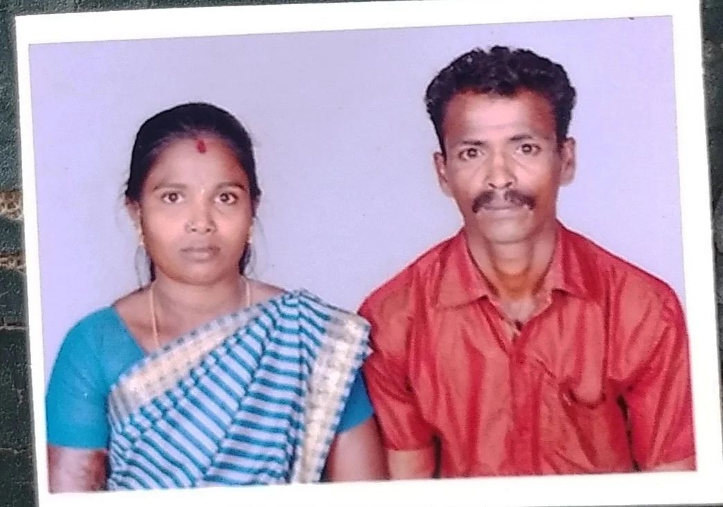 விவசாயக் கூலி சுப்பிரமணி, மனைவி சுமதியுடன்