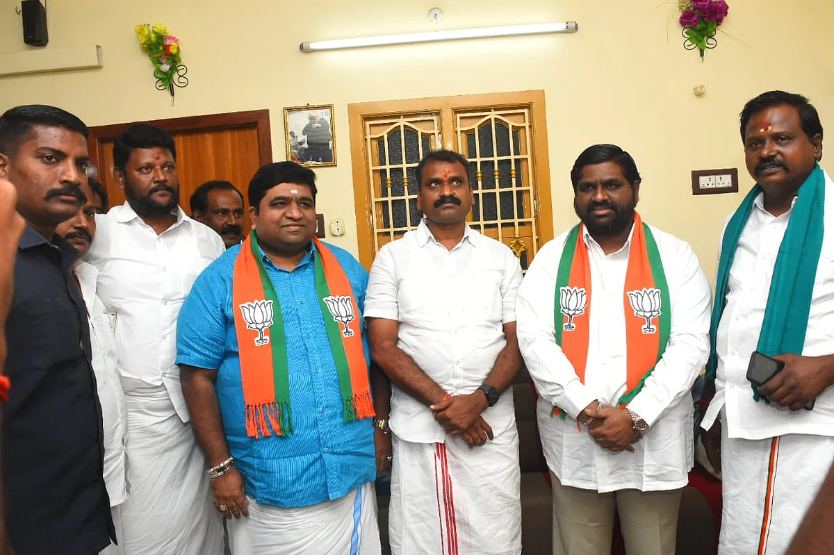 பி.ஜே.பி நிர்வாகிகளுடன் சகோதரர்கள்