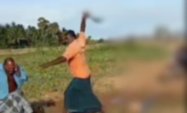 அரிவாளால் வெட்டும் காட்சி