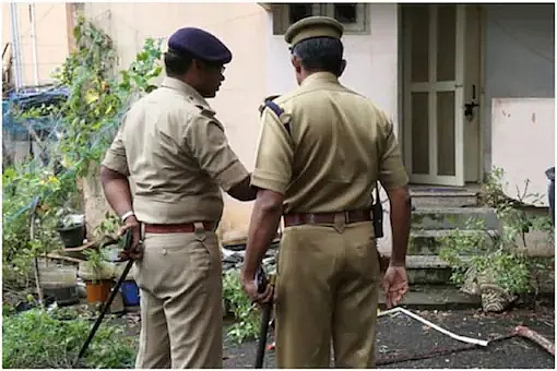 கொலை நடந்த வீட்டைப் பார்வையிடும் போலீஸார்