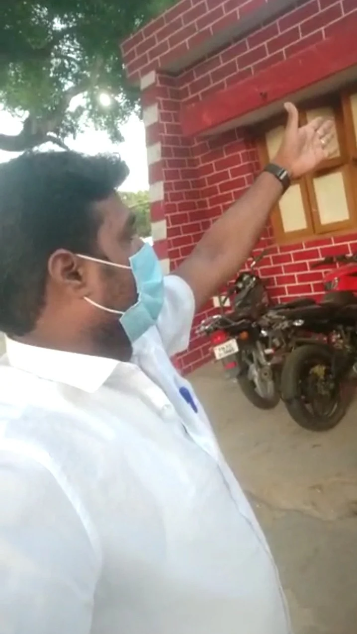 போலீஸ் ஸ்டேஷன் முன்பு இளையராஜா