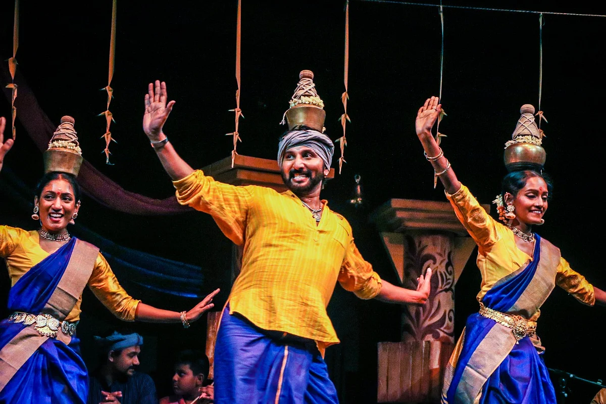 குழுவினருடன் ஆனந்த கண்ணன்