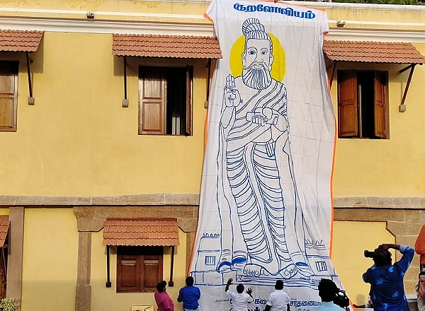 30 அடி உயர திருவள்ளுவர் ஓவியம்