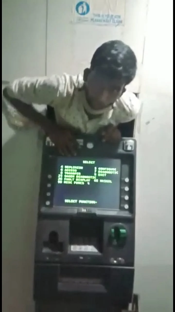 ஏடிஎம் இயந்திரத்துக்குள் கொள்ளையன்