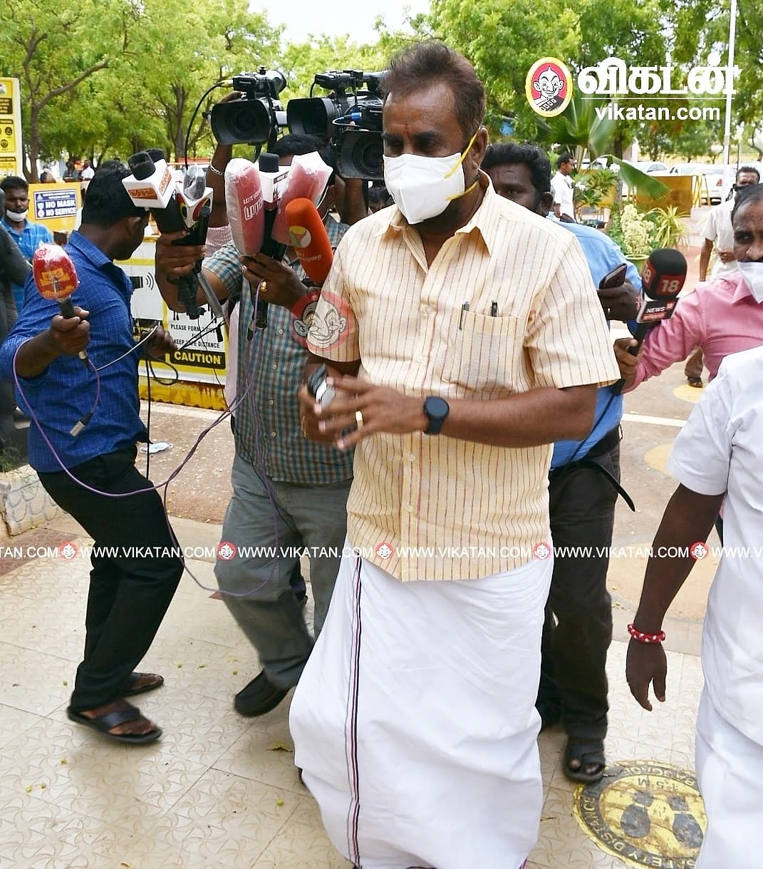 விமான நிலையம் வந்த வேலுமணி