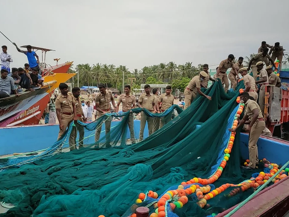 சீர்காழி : `நடுக்கடலில் மீனவர்களிடையே மோதல்' - விசைப்படகு மற்றும் சுருக்குமடி வலைகள் பறிமுதல்!
