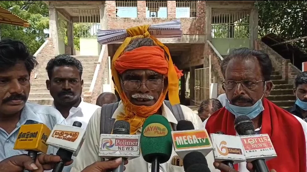 தலையில் கோரிக்கை மனுவைச் சுமந்து வந்த இரத்தினசுவாமி