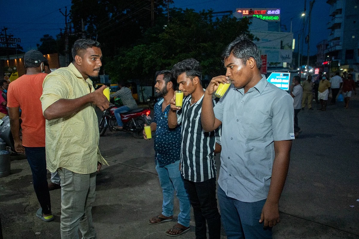 பாதாம் பால் ருசிக்கும் இளைஞர்கள்