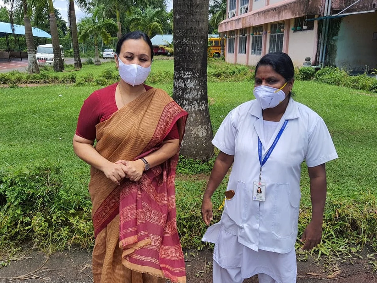 `புஷ்பம்போல தடுப்பூசி போட்ட புஷ்பலதா!' - 7.5 மணி நேரத்தில் 893 பேருக்கு தடுப்பூசி போட்ட நர்ஸ்