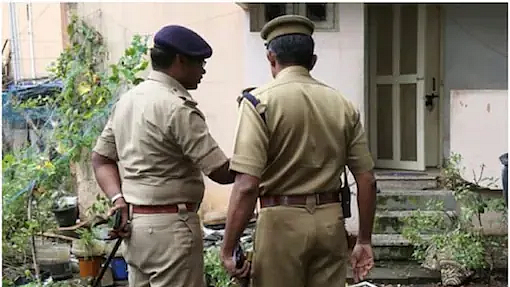 கொலை நடந்த வீட்டைப் பார்வையிடும் போலீஸார்