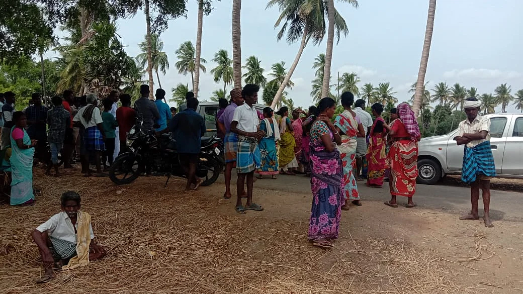 போராட்டம் நடத்தும் மக்கள்