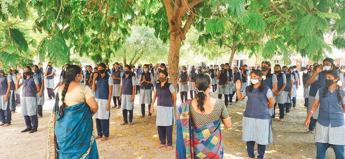 மாணவிகளுடன் ஆசிரியை லலிதா